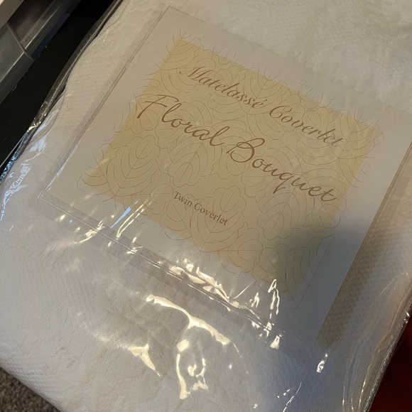 Bedding Twin White Matelasse Coverlet Nwt Poshmark